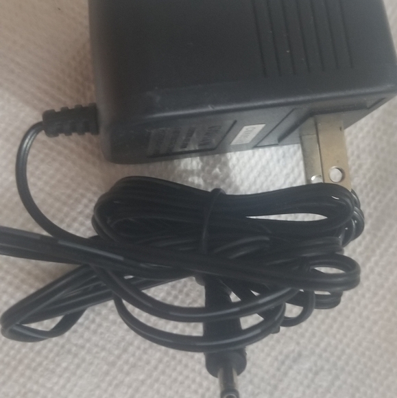 LINKSYS Power Adapter. Model MKD-41750700. Model #AD 7.5/0.7c - Picture 5 of 5